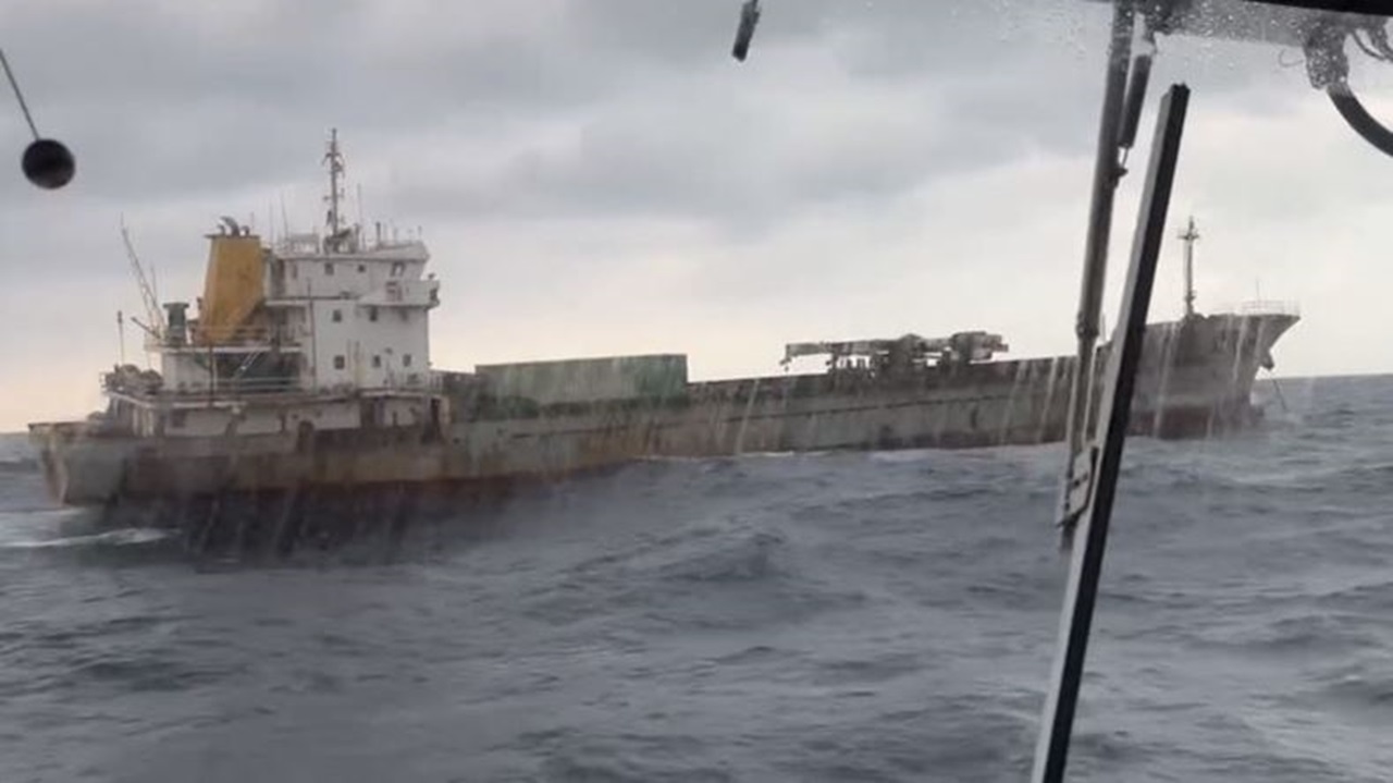 A Taiwanese coastguard vessel approached ‘Shunxin39’, but CGA officers were unable to board thanks to bad weather.