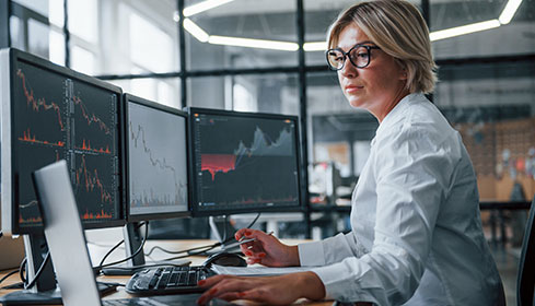 woman at a desk trading