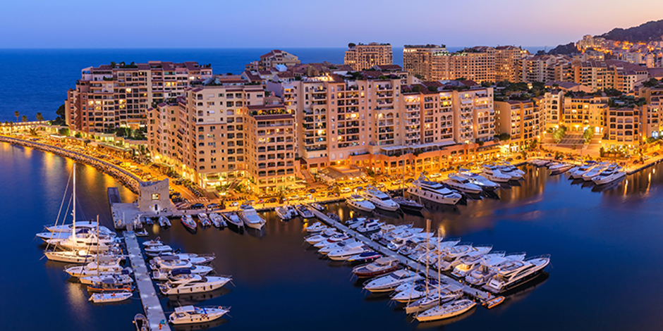 a city with persony boats in the water